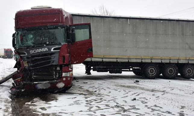 zablokowana DK8 w Szypliszkach po kolizji dwóch samochodów ciężarowych