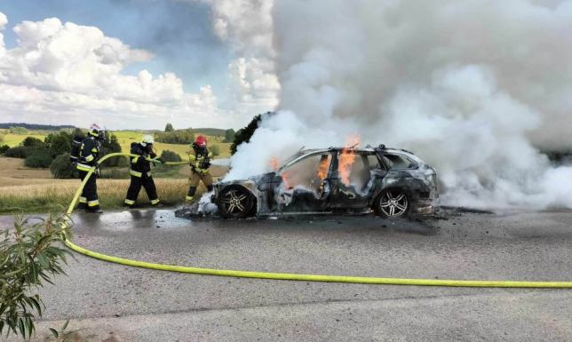 w miejscowości Przejma Wielka doszczętnie spłonął samochód osobowy