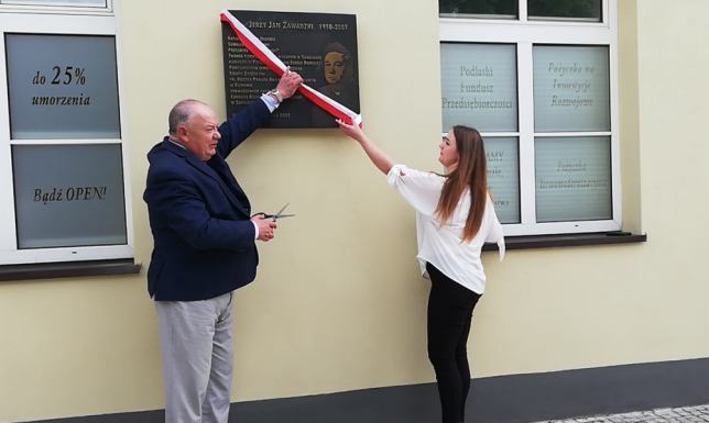 Odsłonili tablicę upamiętniającą Ks. Jerzego Zawadzkiego tablica upamiętniająca księdza Jerzego Zawadzkiego przy ulicy Kościuszki 62