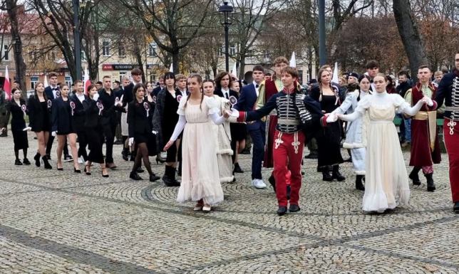 zainaugurowali miejskie uroczystości tanecznym krokiem polskiego tańca narodowego