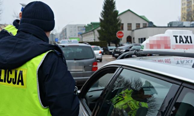 Policyjne kontrole taksówkarzy  sprawdzali stan techniczny pojazdów i uprawnienia kierowców taxi