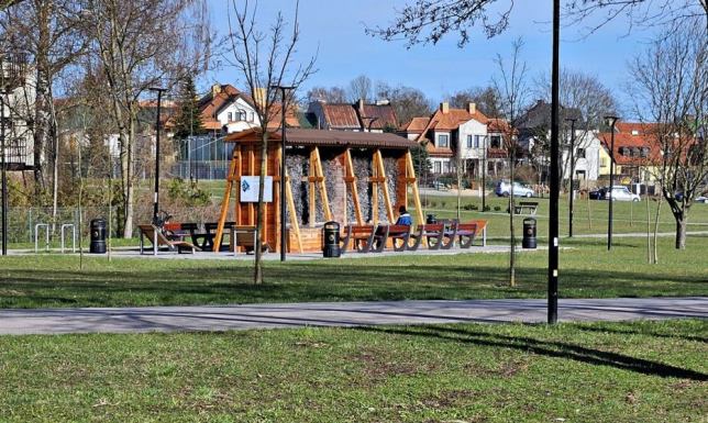 Suwalczanie ponownie korzystają z tężni na bulwarach uruchomiona została mini tężnia solankowa na suwalskich bulwarach