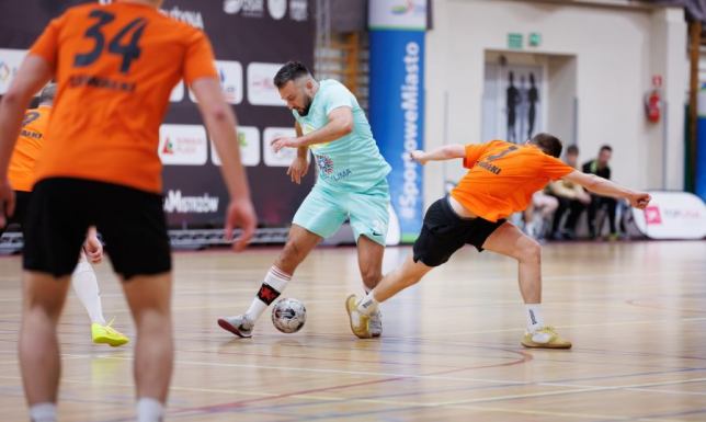 Dwudniowy piłkarski maraton z Top Liga Masters  Liderem tabeli jest ekipa Opakowania Kartex Suwałki