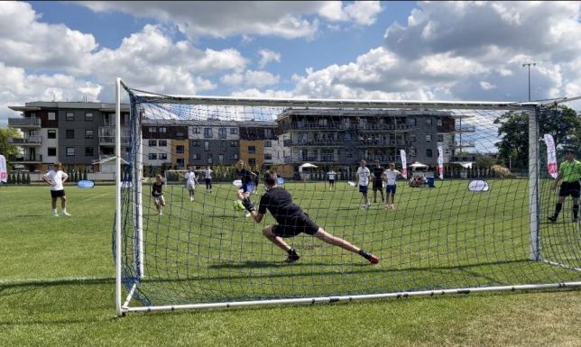 treningi w ramach wakacyjnych zajęć z elementami piłki nożnej.