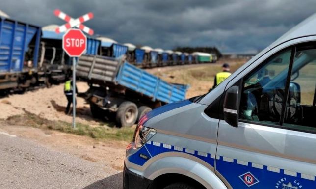 Pociąg uderzył w przejeżdżający po niestrzeżonym przejeździe ciągnik