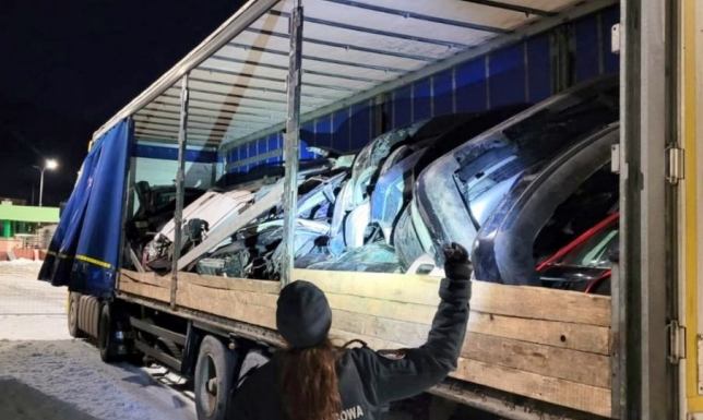 W naczepie pojazdu znajdowało się ponad 12 ton używanych części samochodowych