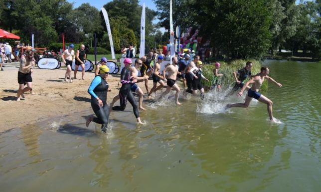 Pływanie, jazda na rowerze i bieganie nad Zalewem Arkadia w Suwałkach