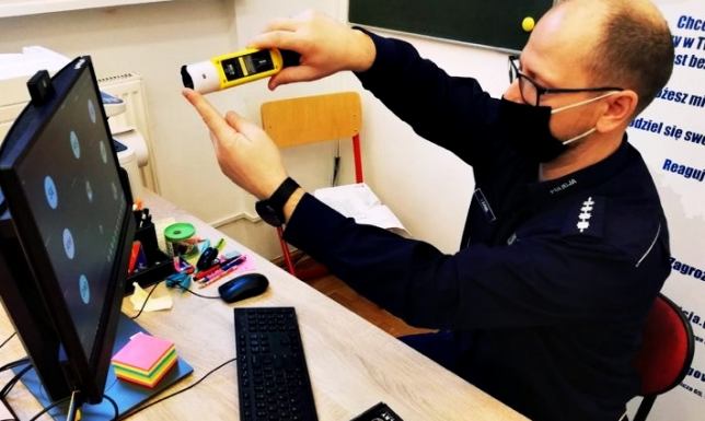 spotkanie policjanta z uczniami w sprawie bezpieczeństwa