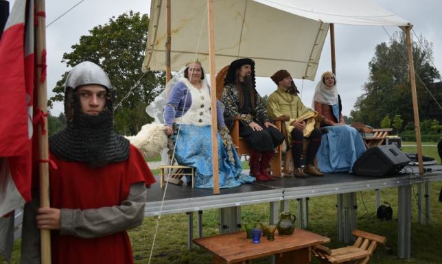 Podróż w czasie do epoki rycerzy, dam i honoru