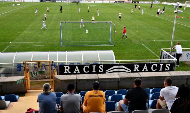 10 drużyn z Akademii Piłkarskich z Polski i Litwy 