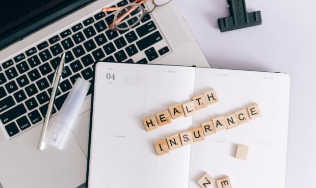 Praca za granicą a choroba – co warto wiedzieć o ubezpieczeniu zdrowotnym?