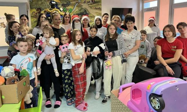 Uczennice ZS 4 przekazały dary potrzebującym Podaruj Uśmiech na Święta" - Mikołajkowa inicjatywa projektu "Happy Time