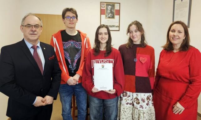 Uczniowie z III LO chcą nieść pomoc niesienie pomocy osobom starszym, niepełnosprawnym i samotnym rodzicom