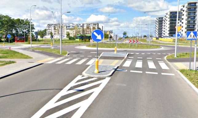 Skrzyżowanie ul. Pileckiego z ul. Chopina oraz drogą osiedla Piano Park