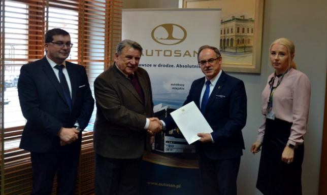 Umowa na zakup autobusów podpisana