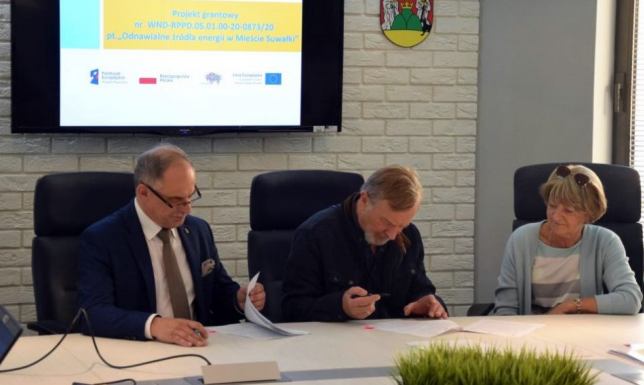 umowy na montaż paneli fotowoltaicznych oraz kolektorów słonecznych.