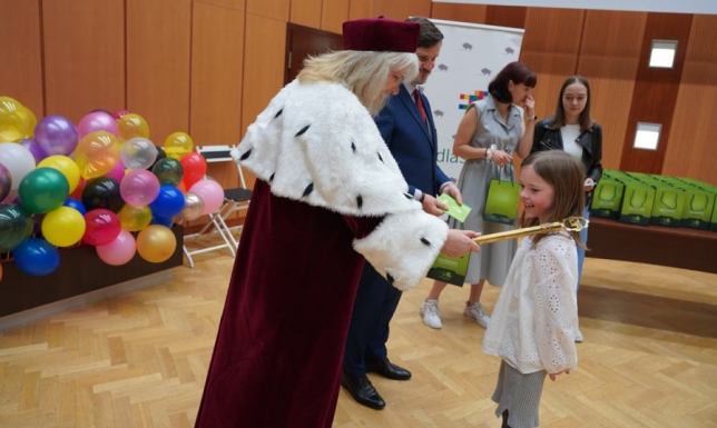 Najmłodsi studenci otrzymali indeksy maluchy będą uczestniczyły wielu atrakcyjnych zajęciach