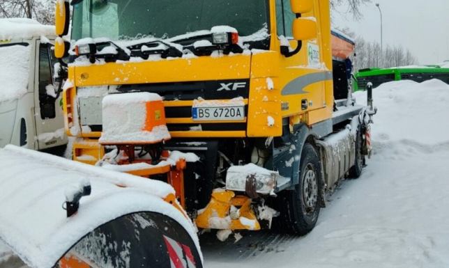 doszło do kolizji z udziałem pojazdu zimowego utrzymania