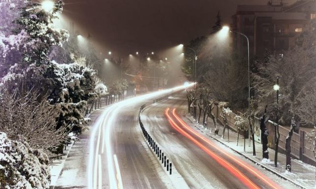 Czujność na drodze – jak rozpoznać i unikać niebezpiecznego czarnego lodu?