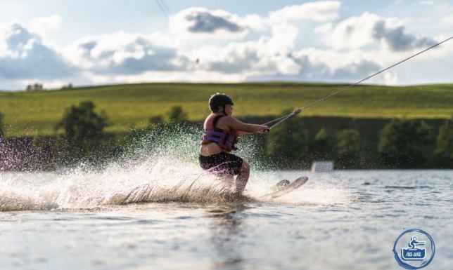  bezpłatnie szkolić się i doskonalić jazdę na nartach wodnych