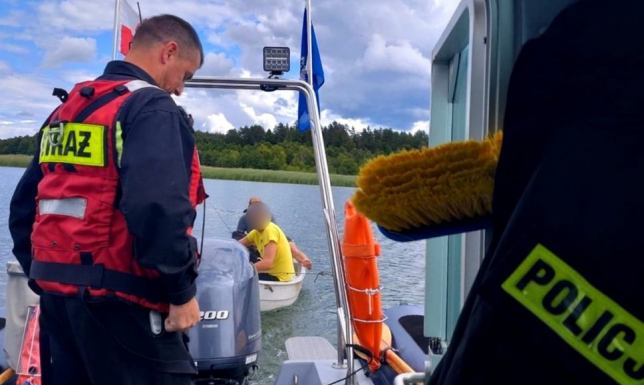 Policyjni wodniacy i strażacy pomogli wędkarzom na jeziorze Wigry