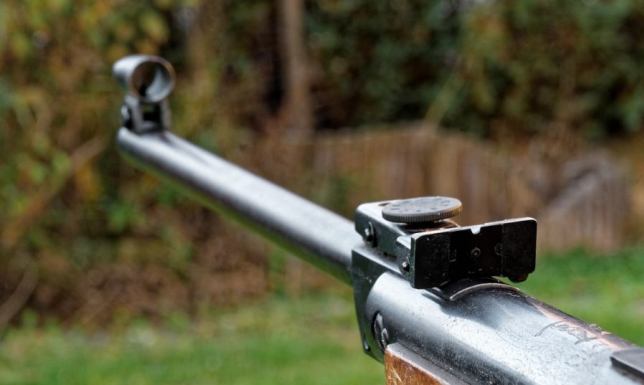 mieszkaniec Białegostoku wyciągnął wiatrówkę i groził ochroniarzowi