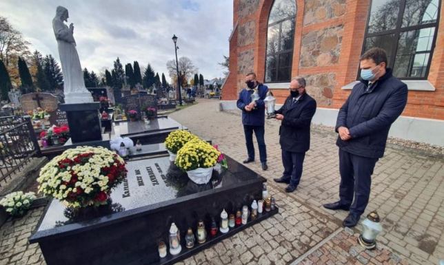 Władze Suwałk i Gminy Suwałki na grobach zasłużonych Prezydent Suwałk i wójt odwiedzili groby zmarłych