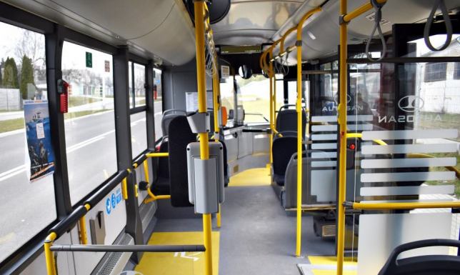 autobus komunikacji miejskiej linii nr 25 na trasie Suwałki - Płociczno - Suwałki