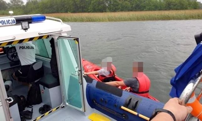 Policyjni wodniacy pomogli kajakarzom