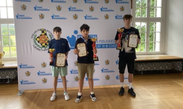 zawodnicy Klubu Szachowego Hańcza Suwałki na zawodach w Supraślu