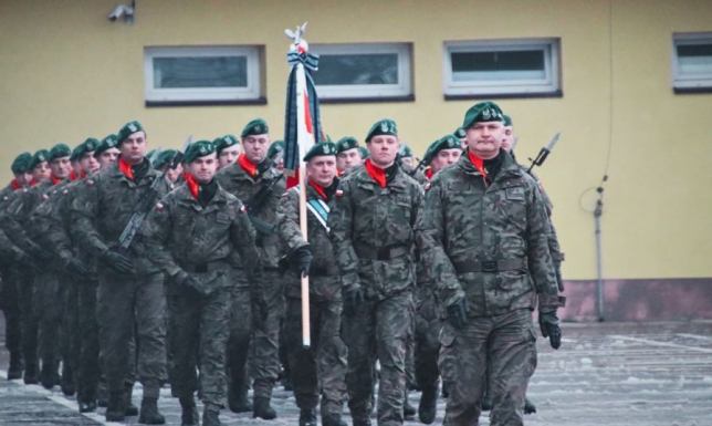 Uroczysty apel zainaugurował nowy rok szkoleniowy Wyróżniono żołnierzy, którzy wykazali się wyjątkowym zaangażowaniem
