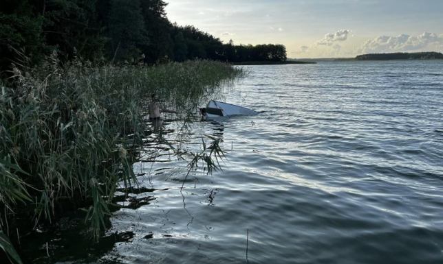 ratownicy Suwalskiego WOPR w porę zauważyli przewróconą łódź