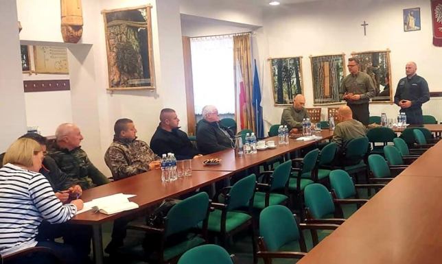 sadzeni w suwalskiej jednostce będą mogli wykonywać prace związane z gospodarką leśną