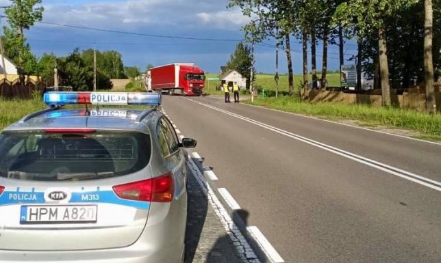 Motocyklista zderzył się z ciężarówką