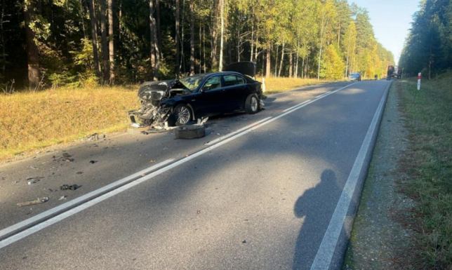 wypadek z udziałem dwóch samochodów osobowych i ciężarówki