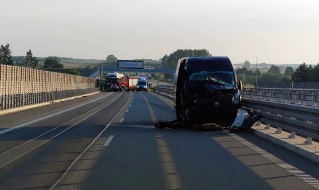 Jedna osoba została została poszkodowana w wyniku zderzenia tira i busa