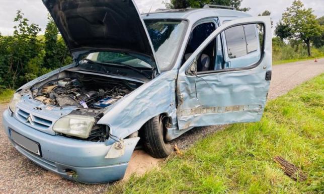  kierując osobowym citroenem uderzył w drzewo