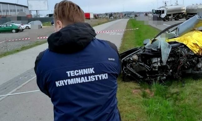 W wyniku zderzenia samochodu osobowego z ciężarówką zginął kierowca.