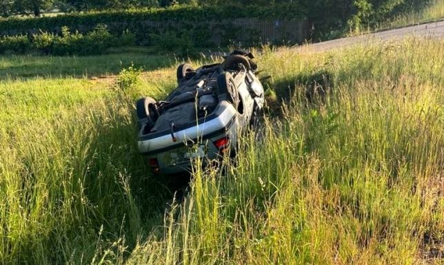 Do szpitala trafił kierowca Skody, po tym jak jego auto dachowało