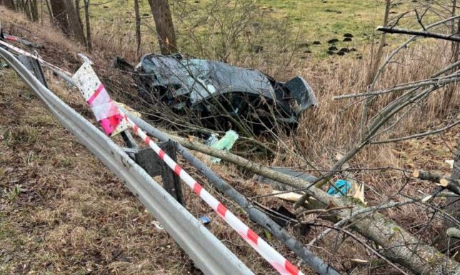 Pijany kierowca nie zatrzymał się do kontroli. Uderzył w barierę i drzewo Ponad dwa promile alkoholu w organizmie miał 45-letni kierowca