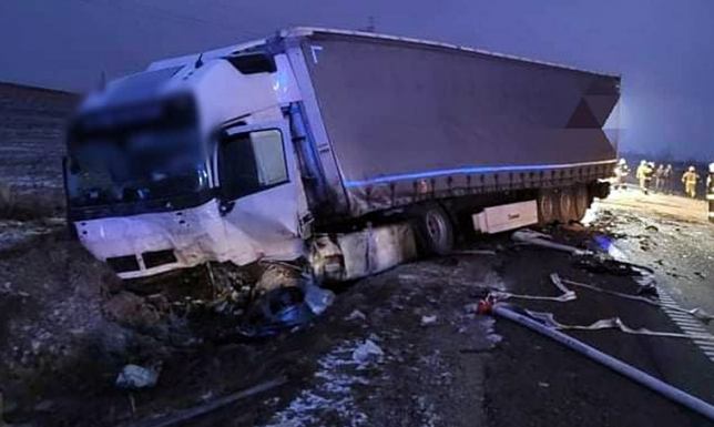 W zderzeniu samochodu ciężarowego z osobówką zginął mężczyzna. 