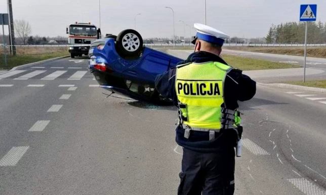 Dachowanie auta w Suwałkach - jedna osoba w szpitalu