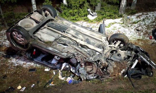 Wypadek na DK8. Kierowca zakleszczony w aucie zderzenie samochodu osobowego z ciężarówką w miejscowości Zielone w gminie Augustów