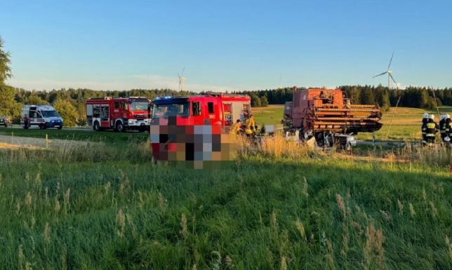 Kierowca kombajnu nie ustąpił pierwszeństwa przejazdu