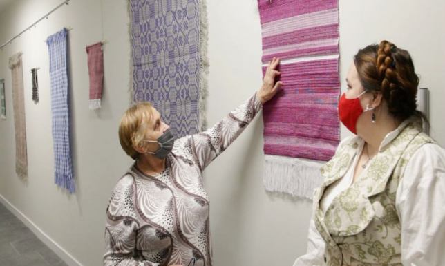 Mistrzyni Sabina Knoch uczy tkać dwunicielnicową i wielonicielnicową tkaninę lnianą