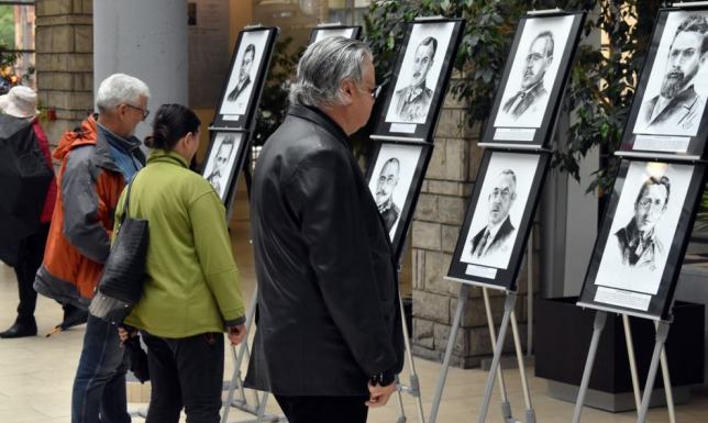 Portrety znanych postaci historycznych oraz współczesnych osób związanych z Suwałkami