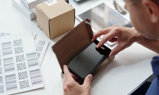 Wysyłka elektroniki przez automaty paczkowe. Jakie pudełko zapewni maksymalne bezpieczeństwo?