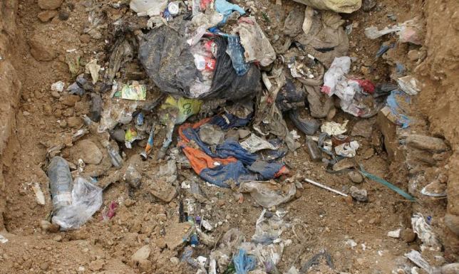 Nielegalne składowanie odpadów na terenie żwirowni w gminie Jeleniewo