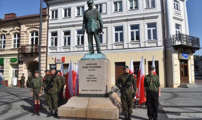 Złożenie kwiatów pod pomnikiem Marszałka Józefa Piłsudskiego