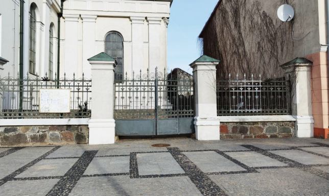 Brama z ogrodzeniem przy kościele Aleksandra wpisana do rejestru zabytków Bramy wraz z ogrodzeniem po wschodniej i zachodniej stronie kościoła pw. św. Aleksandra